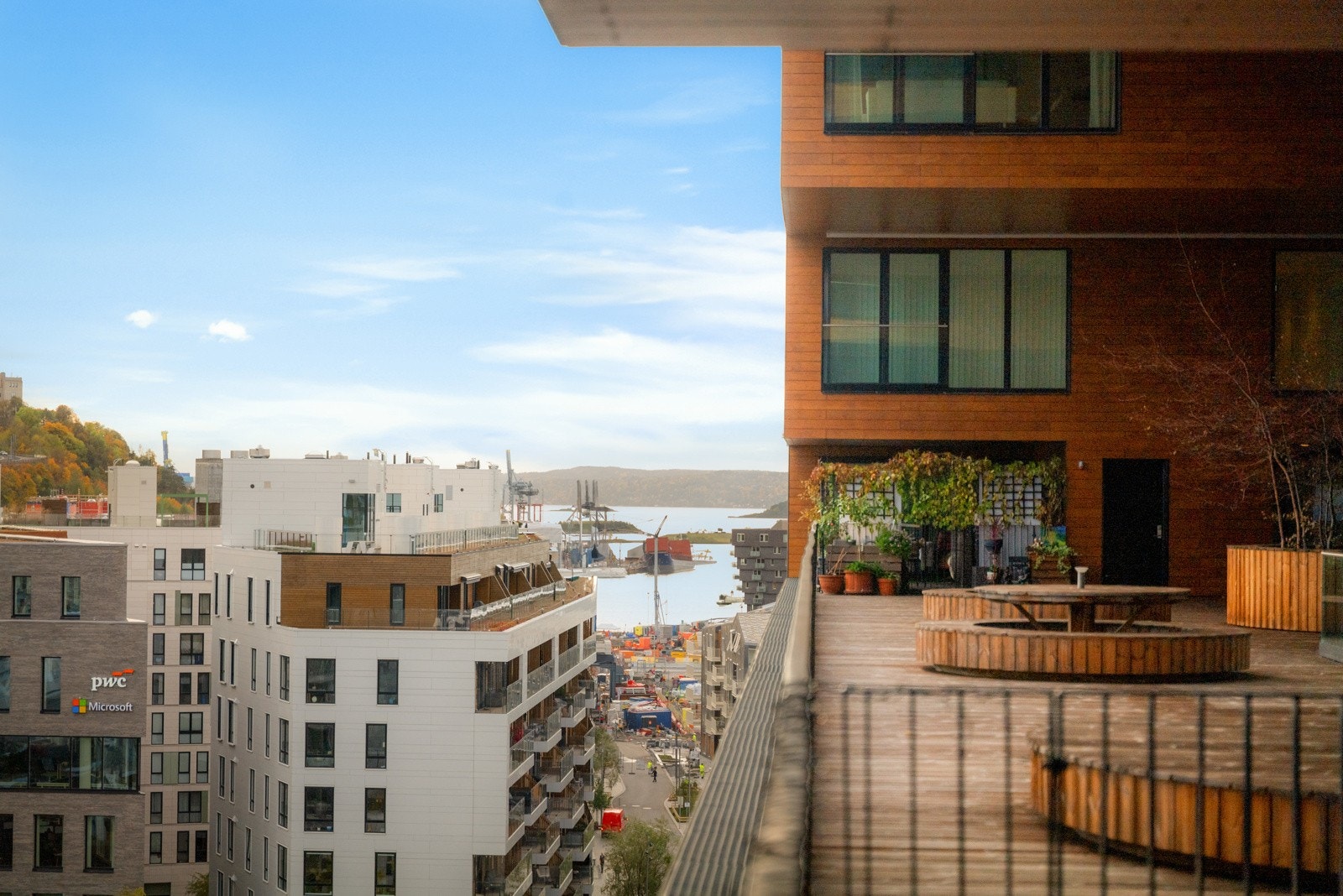 Terrassen har fin utsikt mot fjorden på den ene siden. Galleribilde