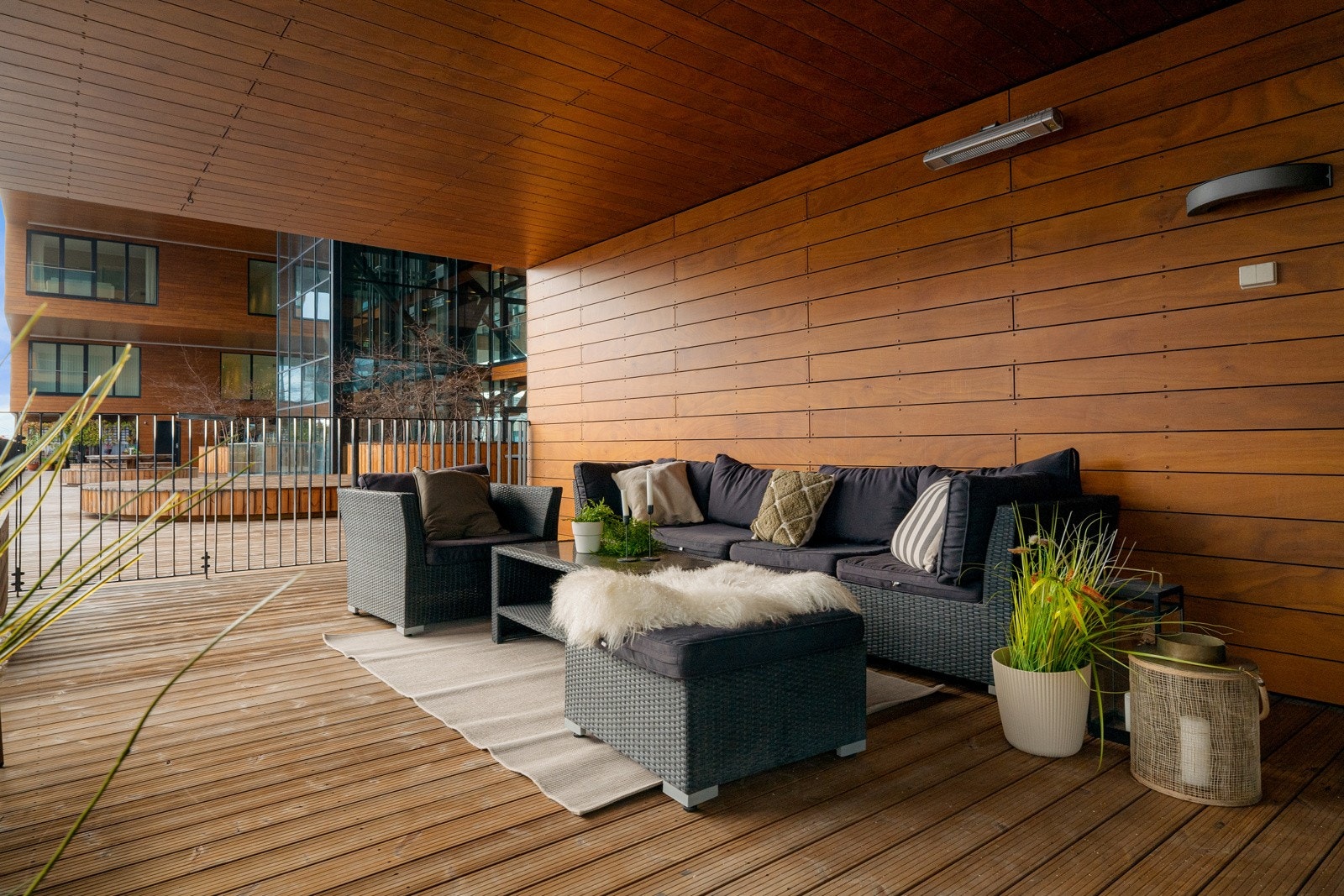 Her er det god plass til utemøblement, grill og hyggelig beplantning. Galleribilde