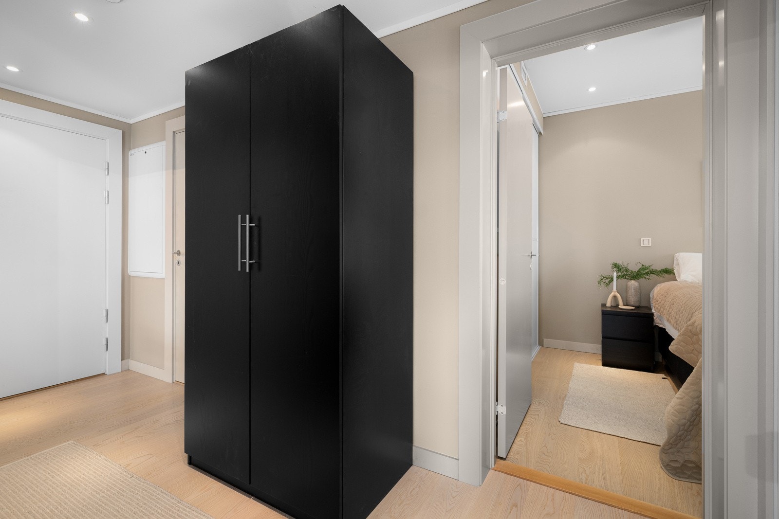 Det er god plass til yttertøy i garderobeskap. Galleribilde