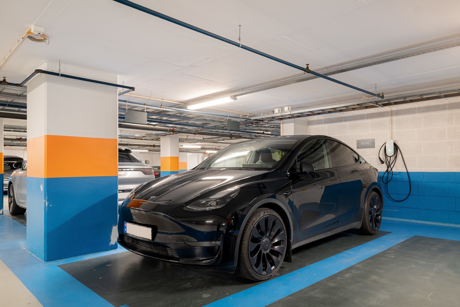 Selger eier en garasjeplass med lader i felles garasjekjeller. Kjøper gis opsjon på kjøp av garasjeplassen til kr. 1.200.000,-. Galleribilde