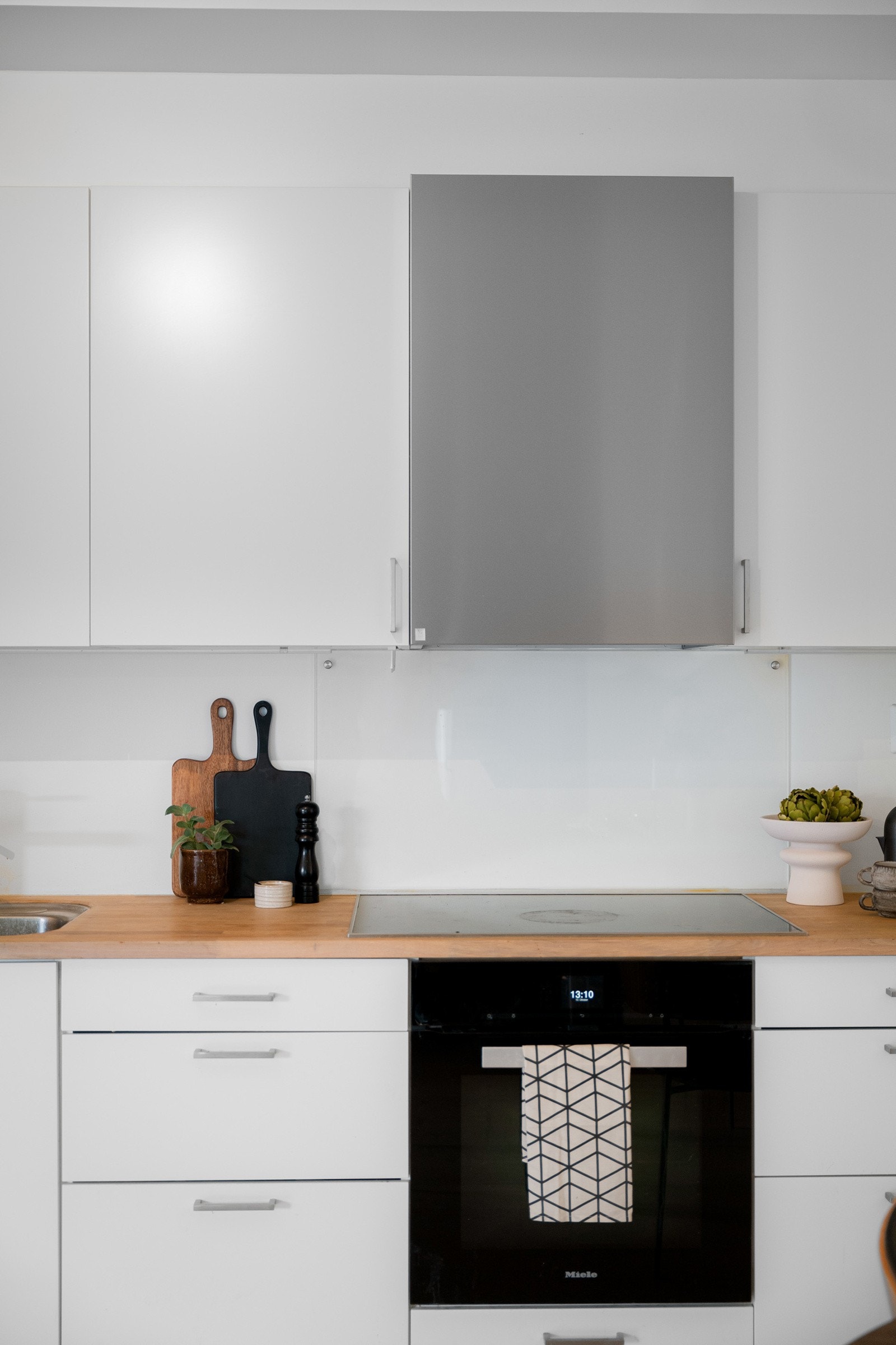 Kjøkkenet er videre utstyrt med integrert miele stekeovn med pyrolyse, miele platetopp med 6 soner, oppvaskmaskin og kjøleskap med fryser som følger handelen. Galleribilde