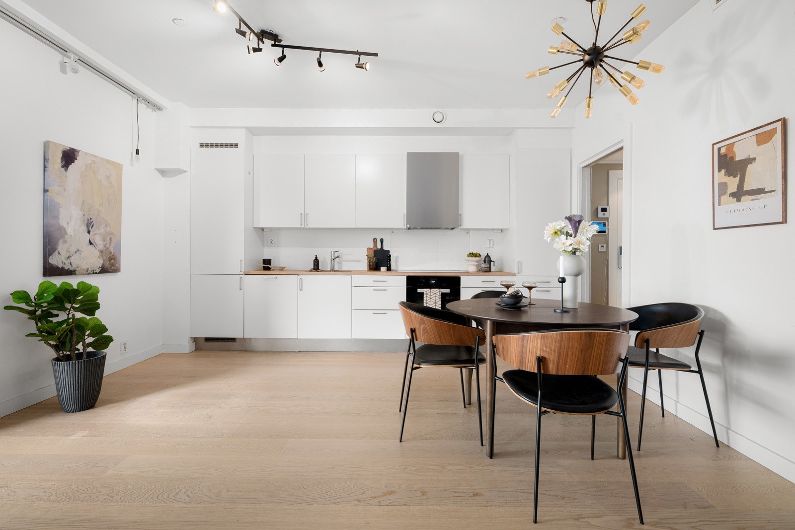 Leiligheten har et pent kjøkken med gode løsninger. Galleribilde