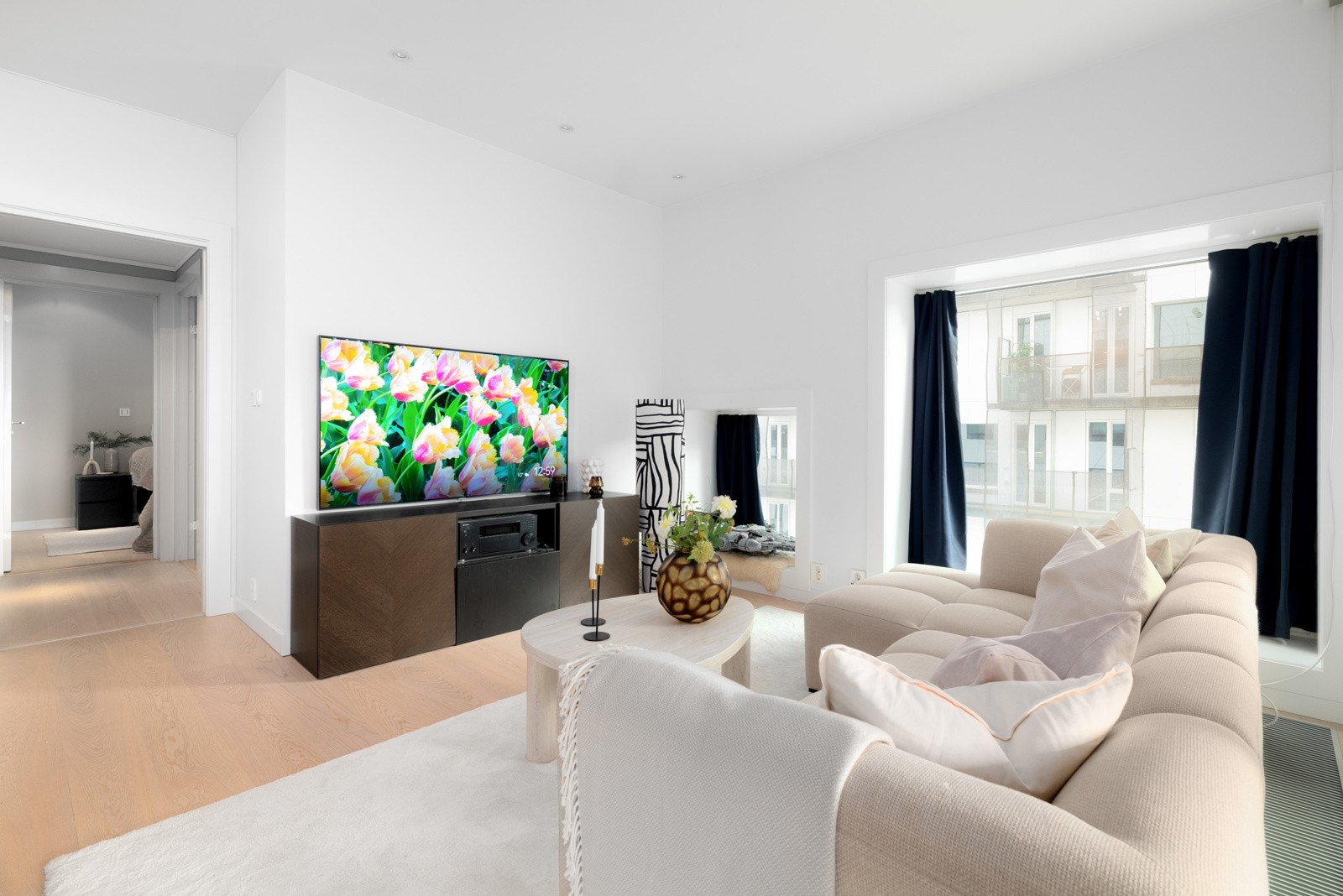 Store vindusflater fra flere kanter slipper inn rikelig med naturlig lys, og skaper en luftig og god romfølelse. Galleribilde