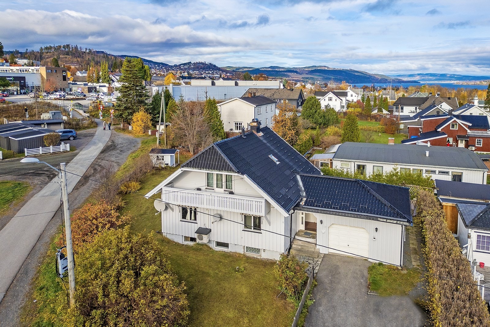 Plass til parkering av biler på gårdsplassen. Galleribilde
