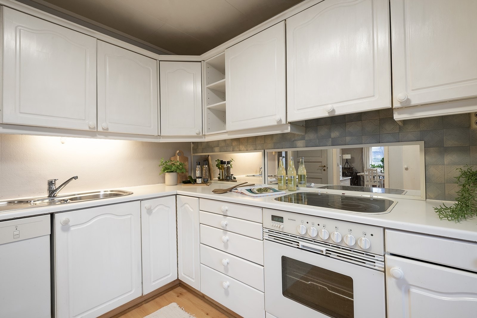 Kjøkken i 1. etasje med lys innredning. Galleribilde