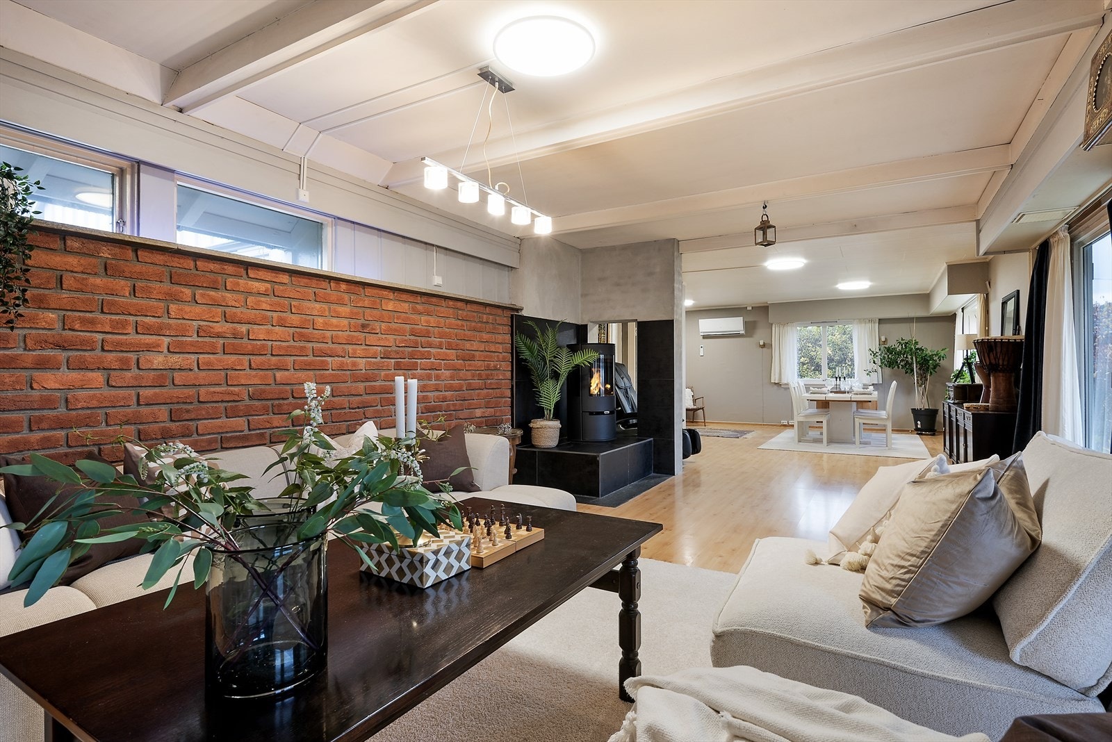 Stemningsfull peisovn i stuen. Galleribilde