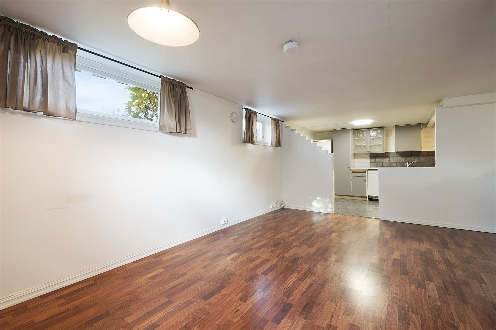 Rom i kjeller med lysmalte flater. Galleribilde