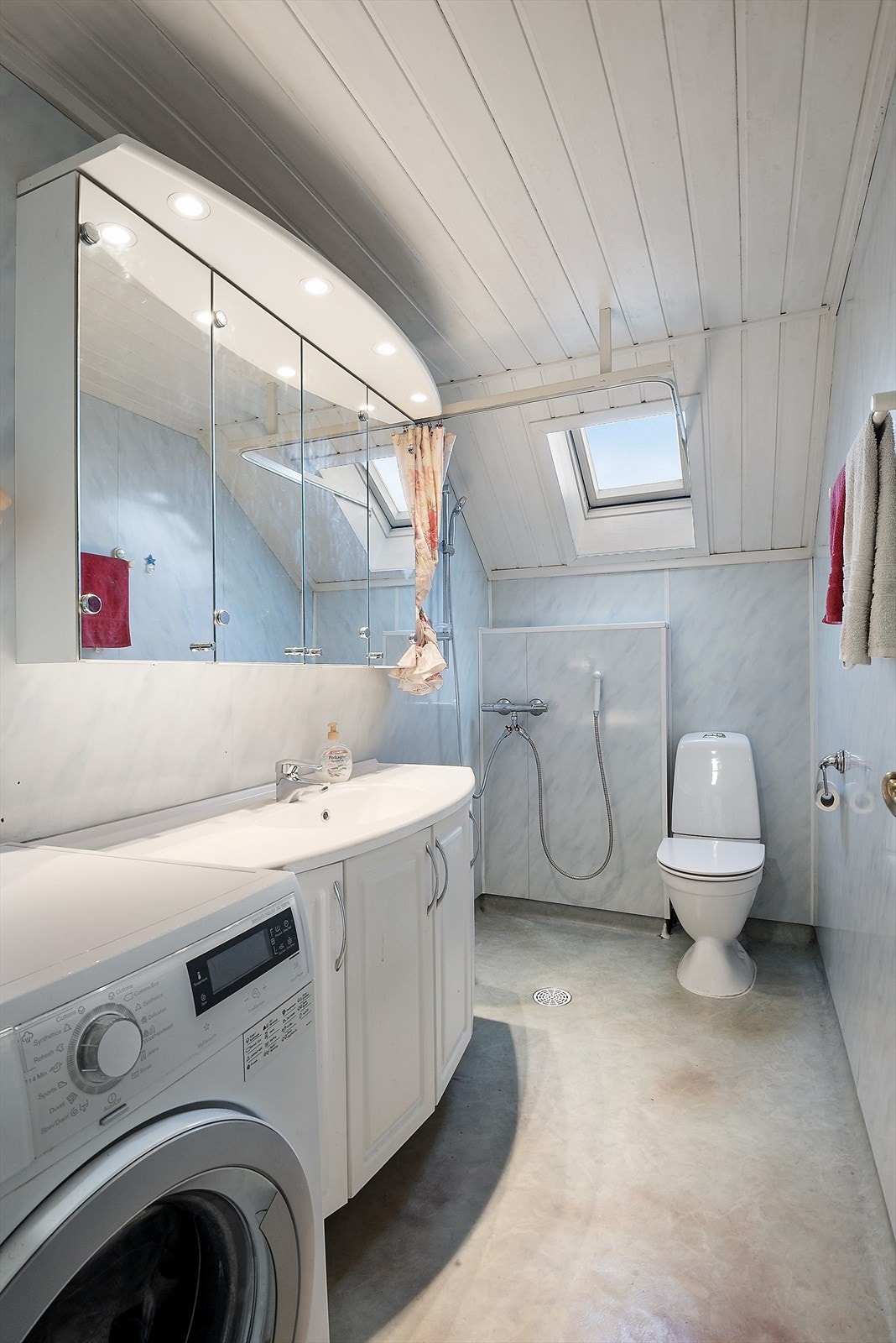 Bad i 2. etasje med skråhimling. Galleribilde