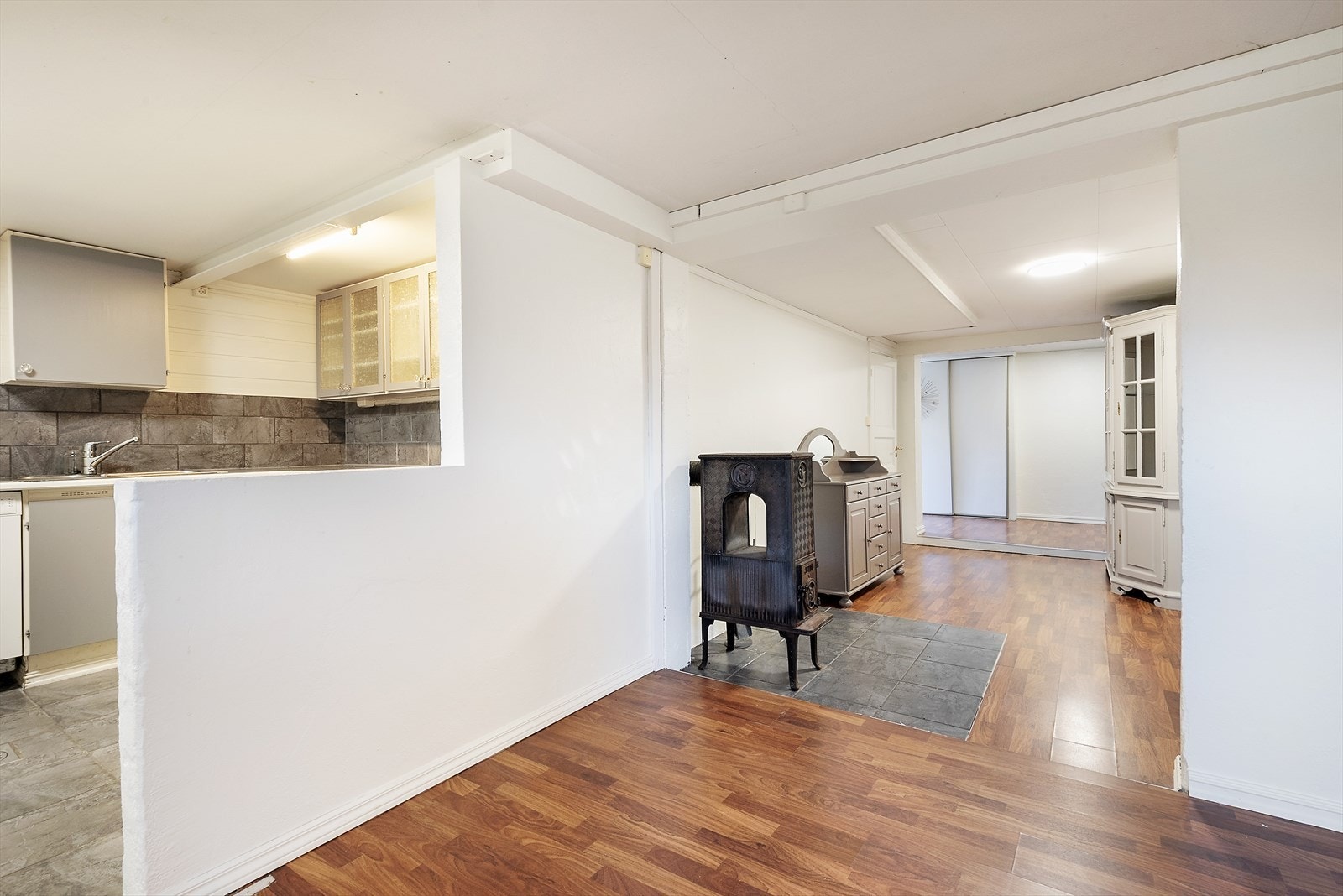 Delvis åpent mellom rom i kjeller. Galleribilde