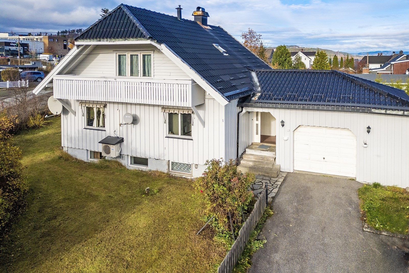 Inntilbygget garasje. Galleribilde