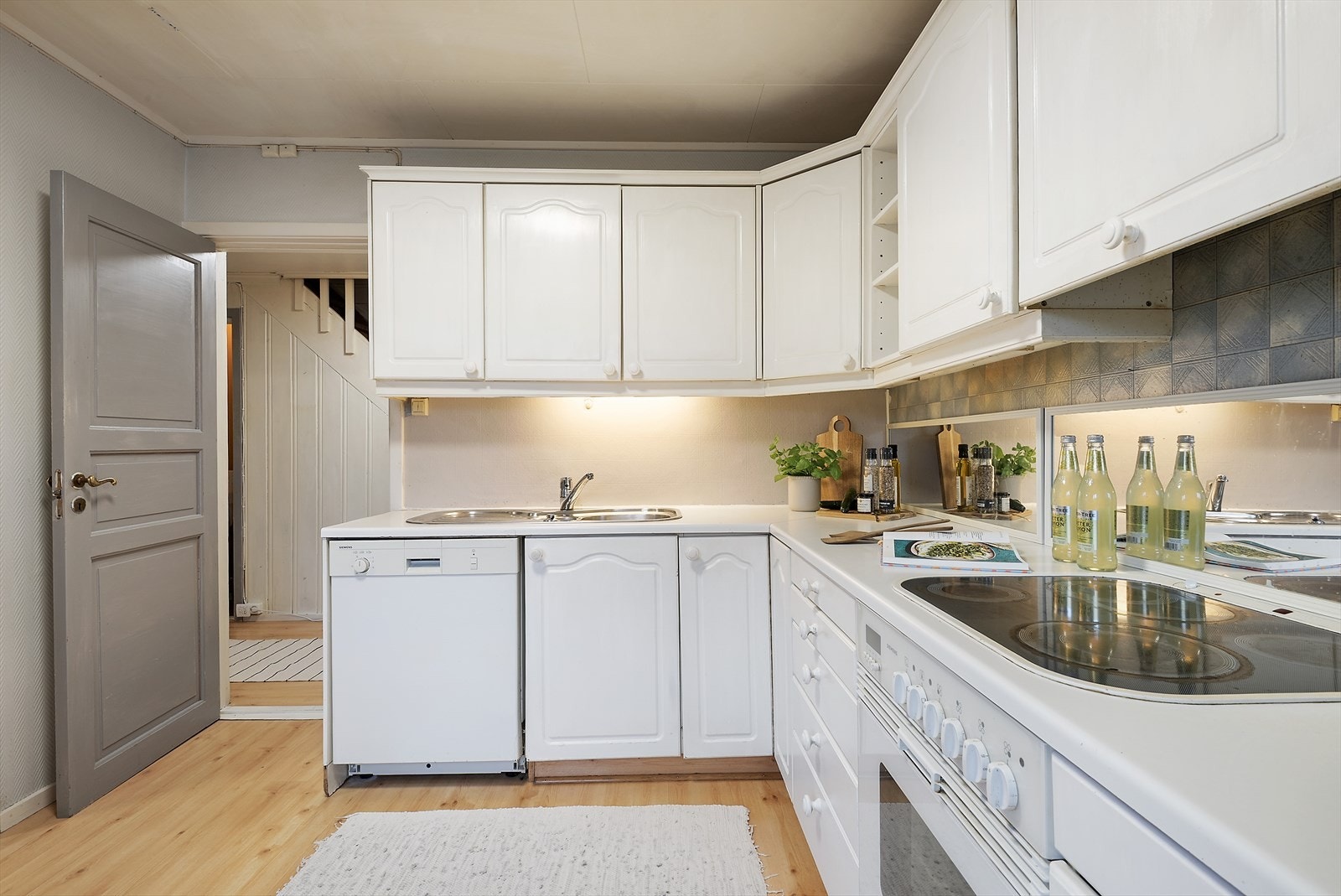 Godt med skap- og benkeplass. Galleribilde