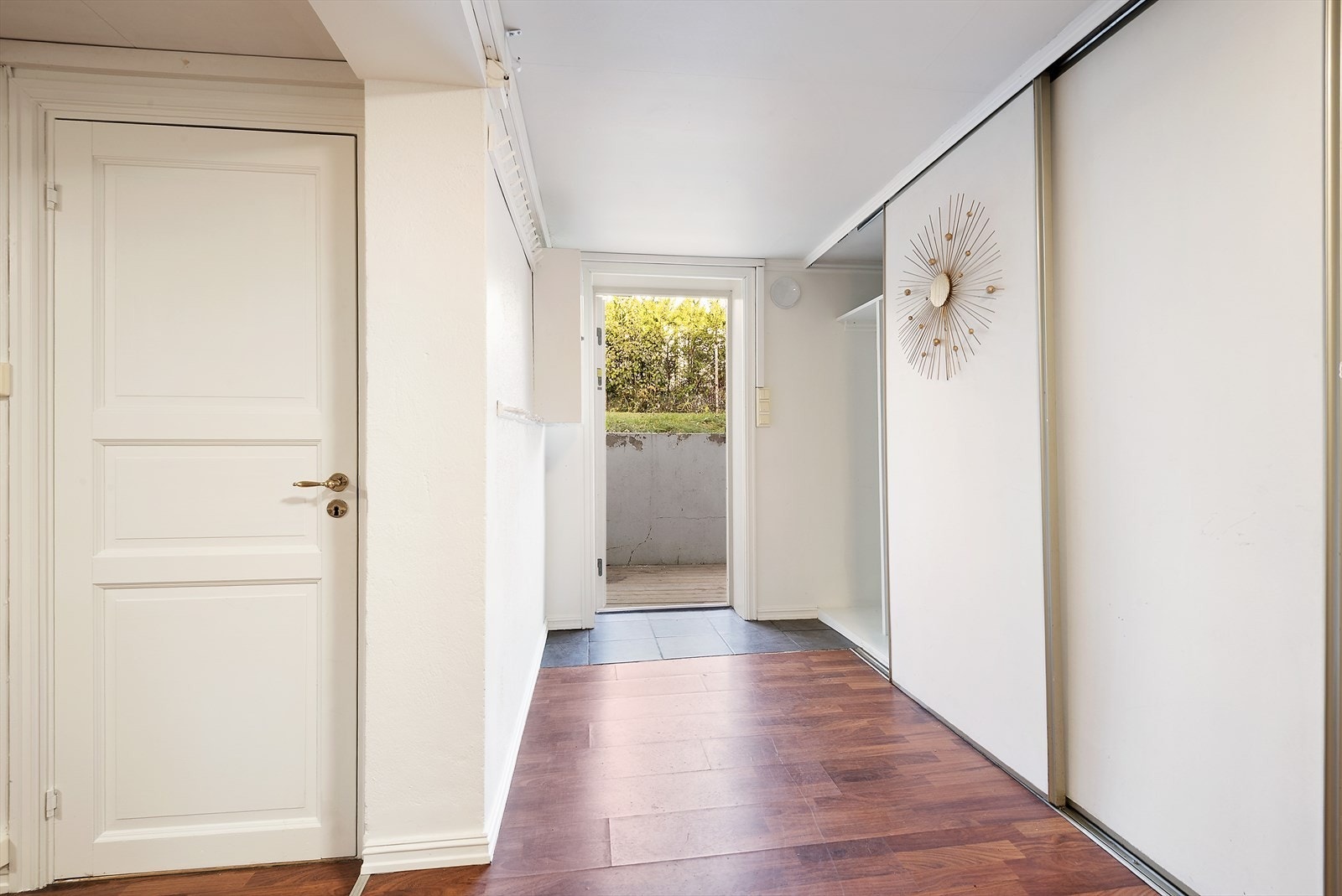 Egen inngang i kjelleretasjen. Det er også eget sikringsskap til leiligheten i kjelleren. Galleribilde