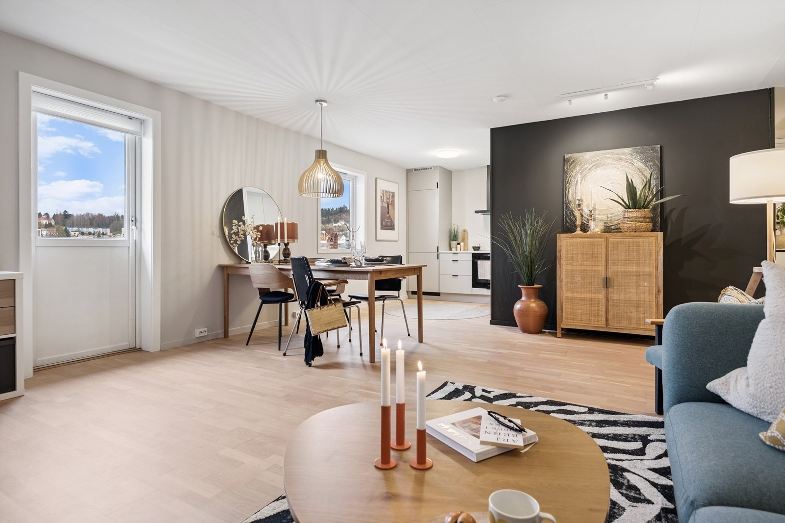 Romslig stue med utgang vestvendt terrasse Galleribilde