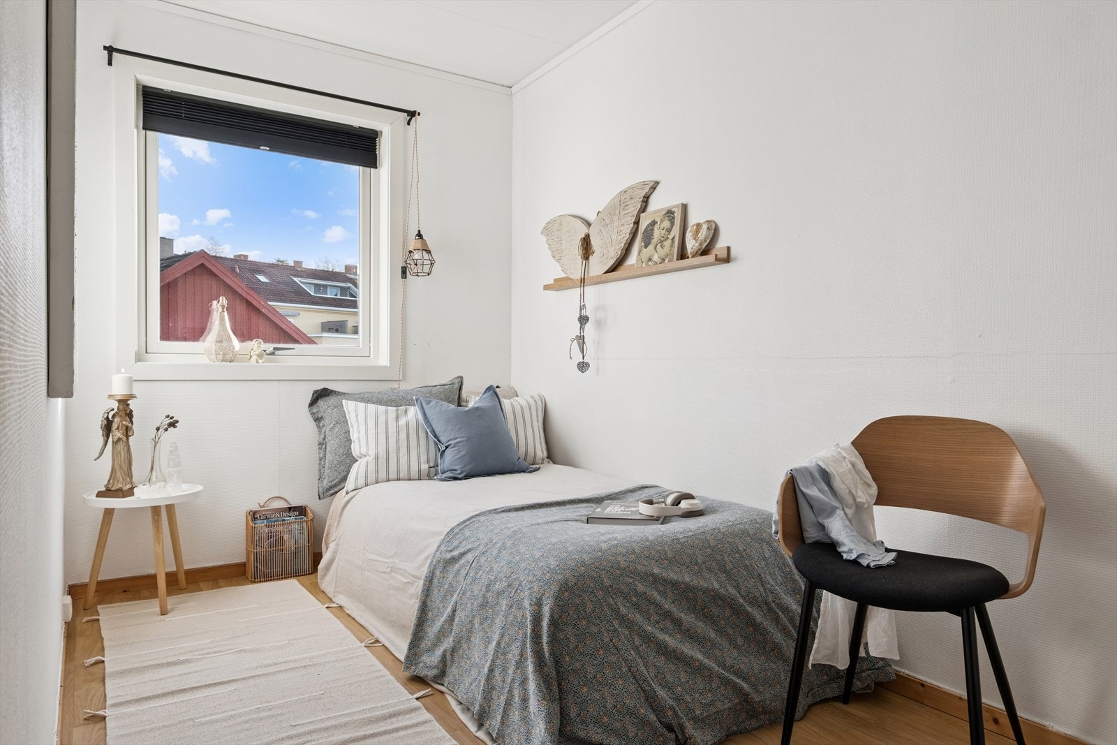 Soverom 2, garderobe i bakkant Galleribilde