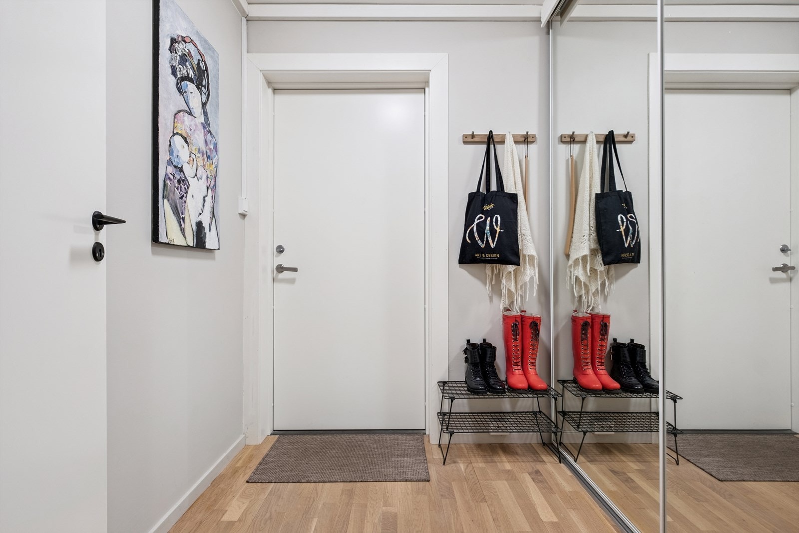 Praktisk entre med garaderobe Galleribilde
