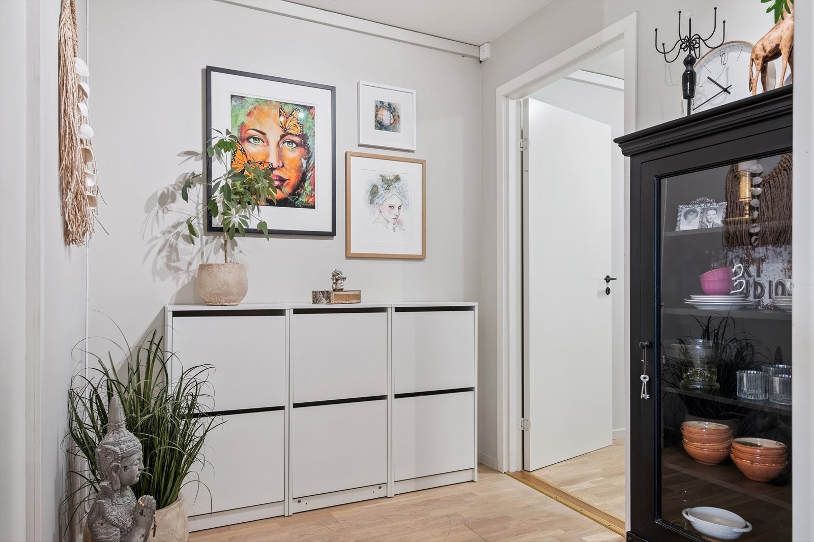 Mellomgang inn til stue. Nye innerdører i hele leiligheten 2025 Galleribilde