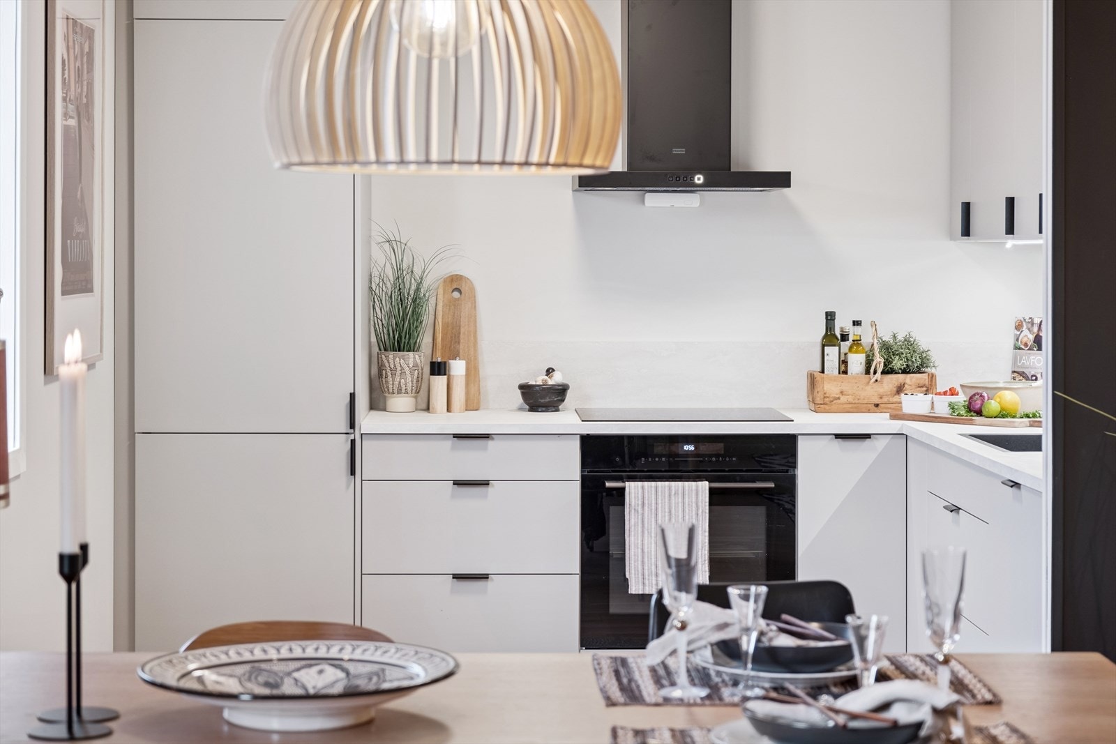 Fra spisestue mot kjøkken Galleribilde