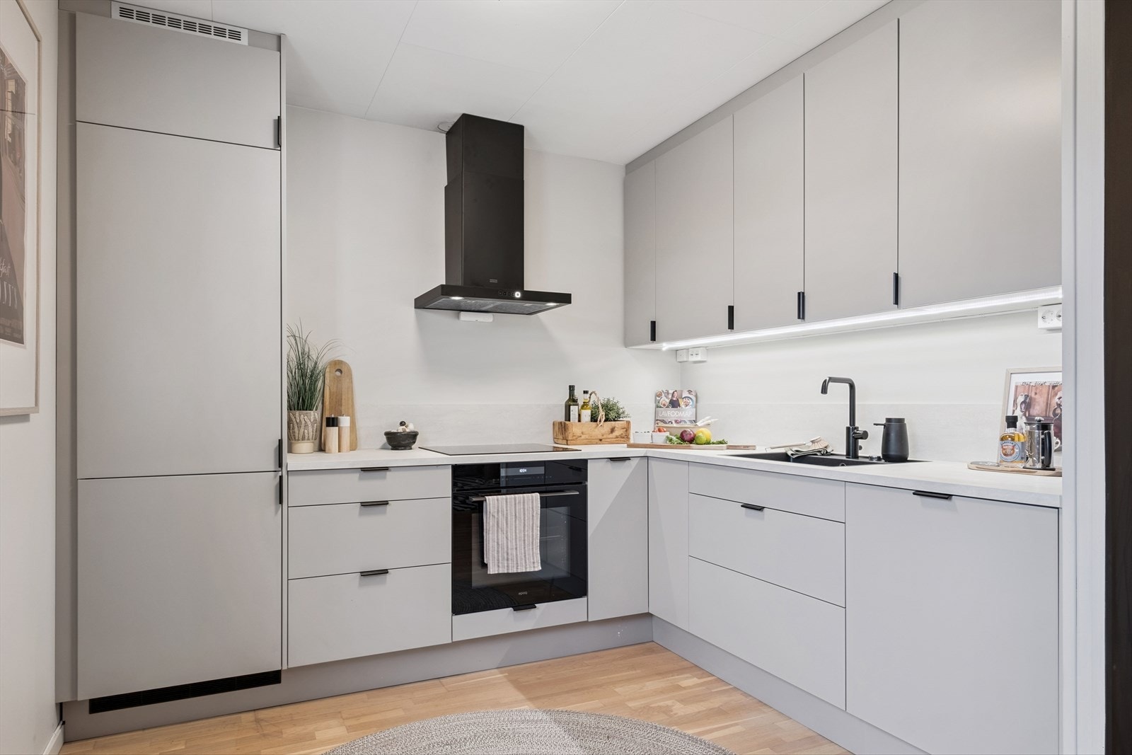 Kjøkken fra 2025, hvitevarer medfølger. Takhøye skap Galleribilde