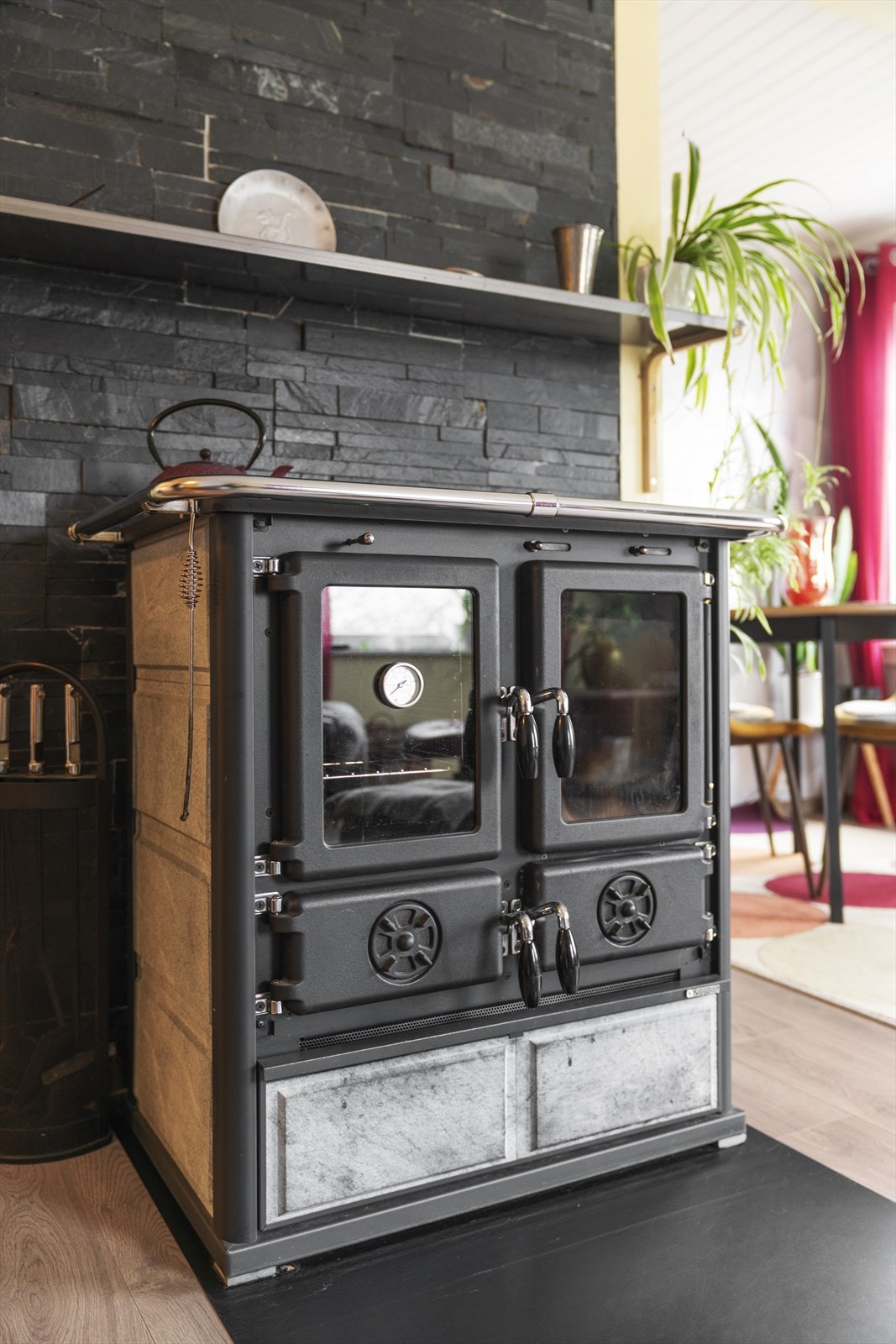 Italiensk vedovn fra 2022 med kokemuligheter Galleribilde