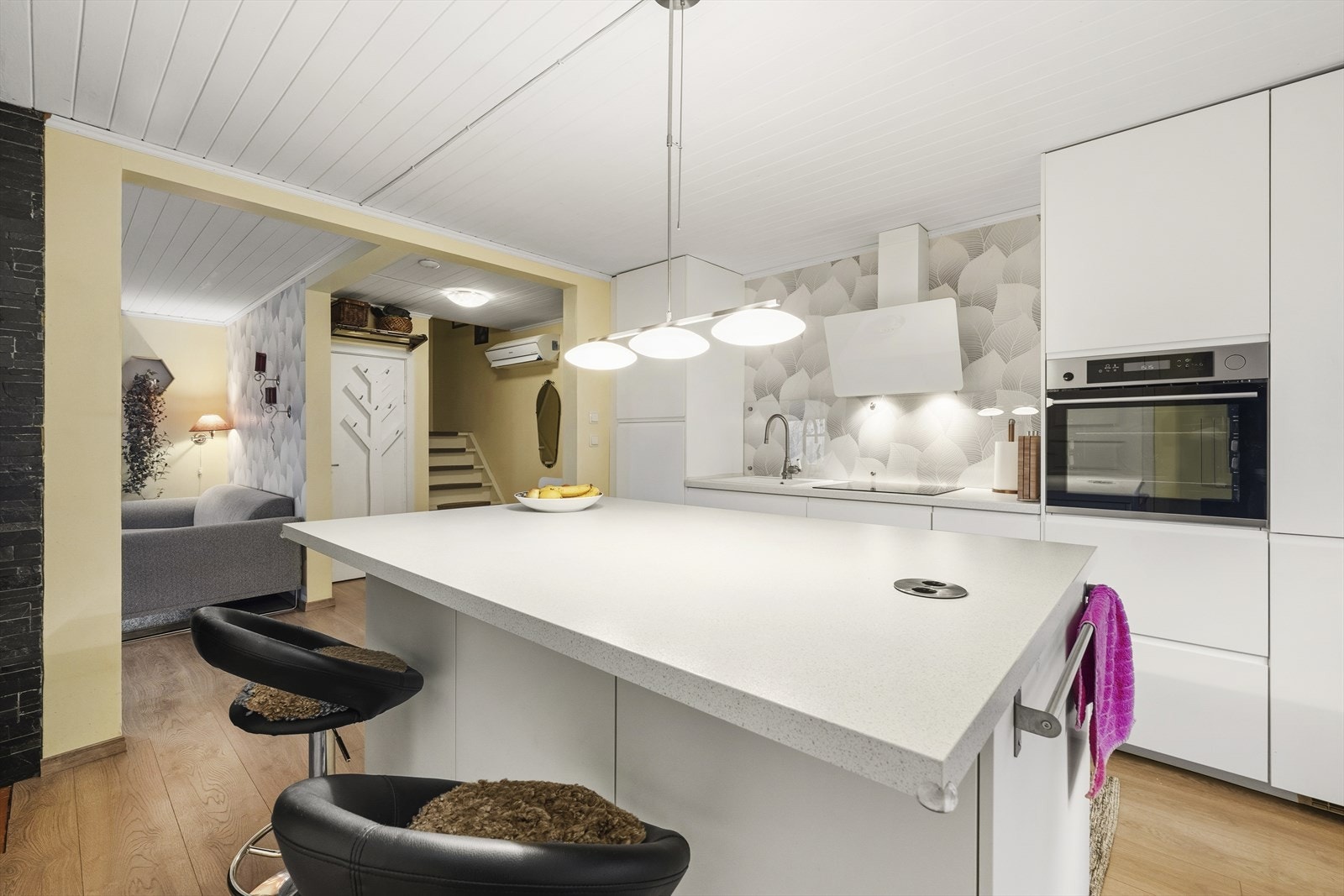 Kjøkken fra 2017 med kjøkkenøy Galleribilde