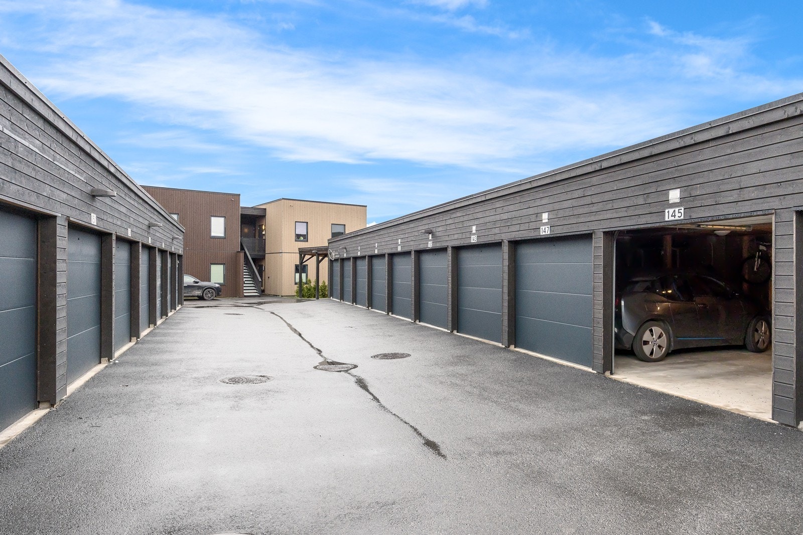 Leiligheten har én garasjeplass på ca 11 kvm i åpen garasjerekke, med elektrisk leddport og elbillader Galleribilde