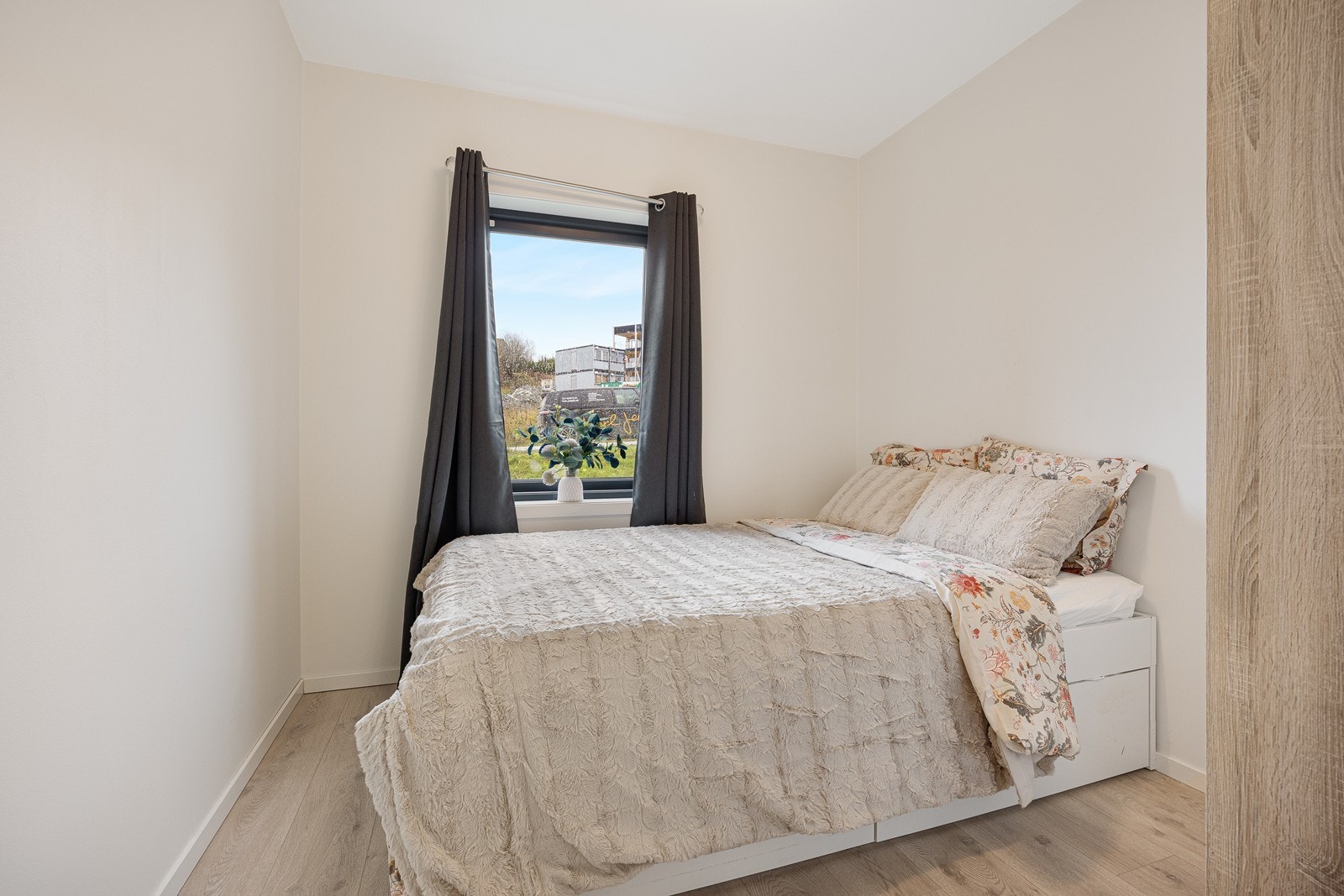 Soverom 2 - også dette med garderobeskap Galleribilde