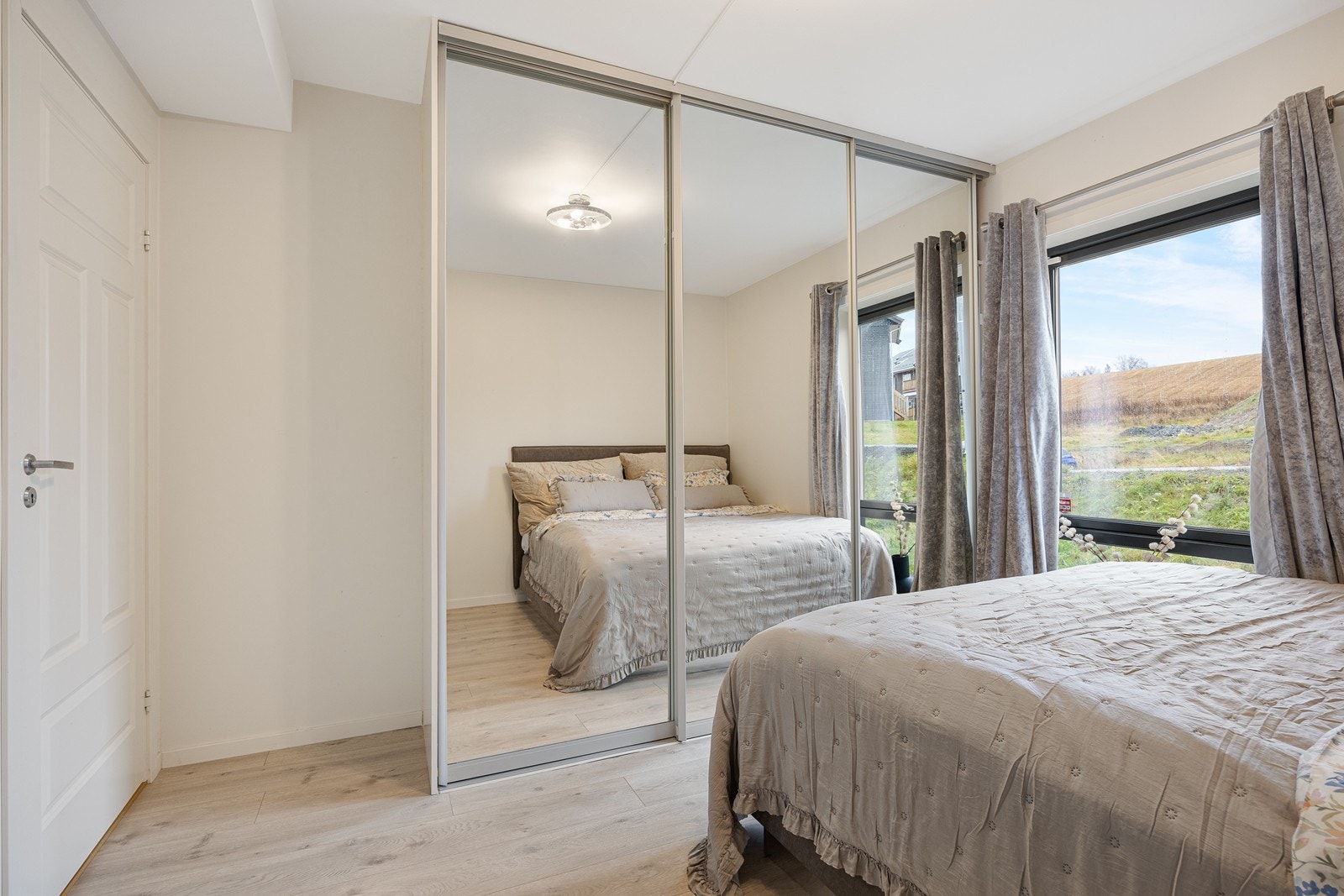 Hovedsoverommet har en romslig skyvedørsgarderobe med speilfronter Galleribilde