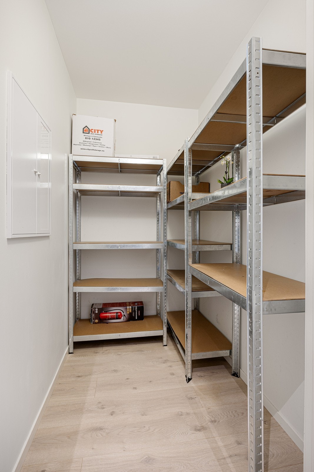 Leiligheten har god oppbevaring- og lagringsplass i en innebod, samt i disponibel utebod på ca. 6 kvm Galleribilde