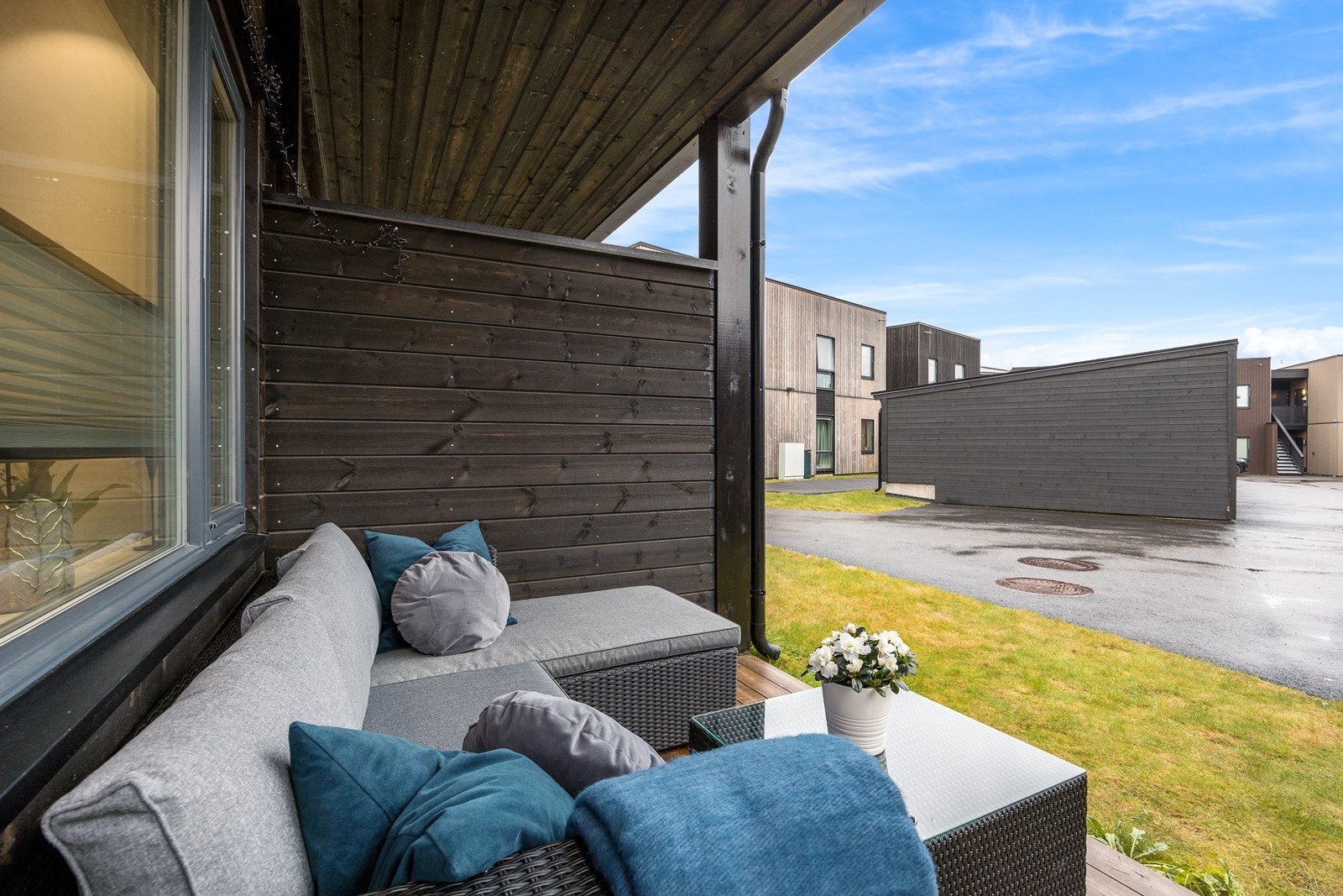 Her er det fin plass til en sittegruppe, og overbygget sørger for brukstid selv i litt ruskevær Galleribilde