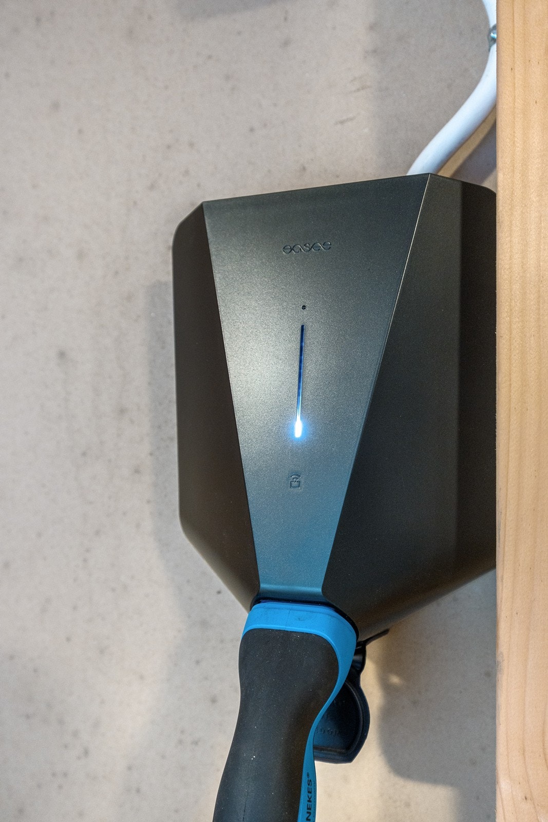 Elbillader i garasjen Galleribilde