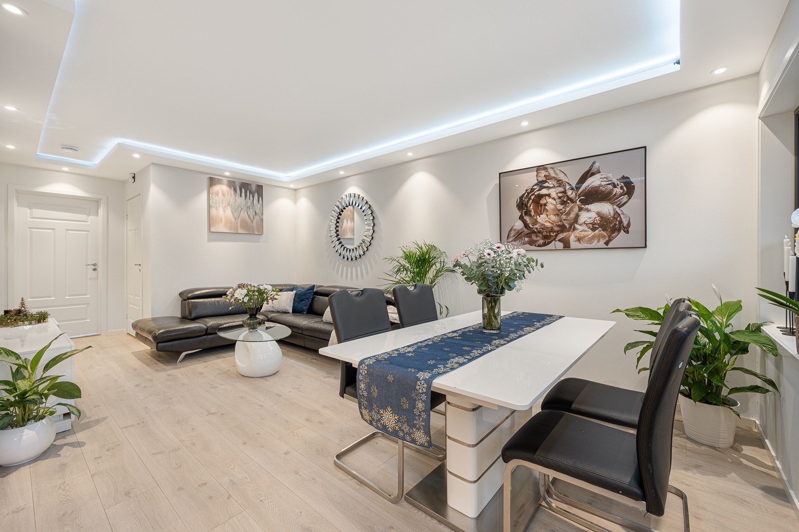 Det er god plass til både sofagruppe og spisestue Galleribilde