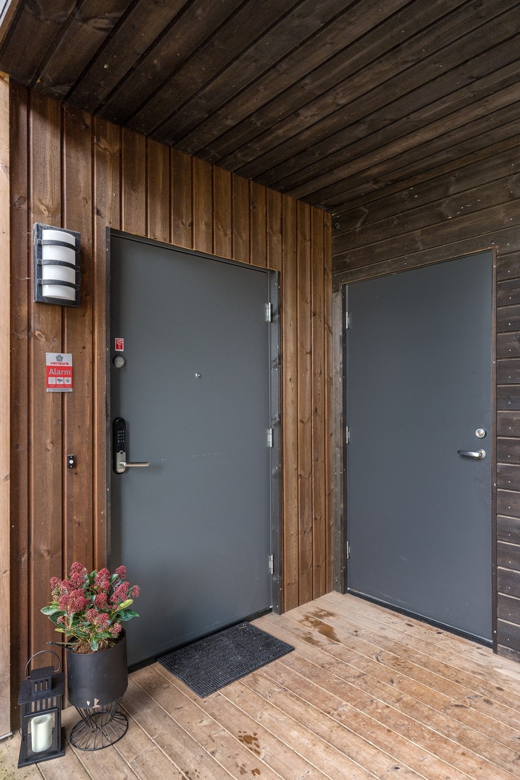 Leiligheten ligger i første etasje, og har et eget, pent inngangsparti med asfaltert adkomst, repos i tre og veggmontert utebelysning Galleribilde