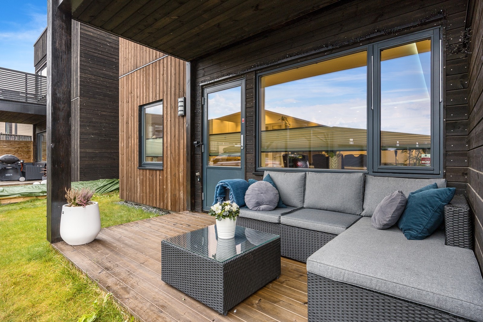 Leiligheten har utgang fra stuen til en vestvendt, overbygd markterrasse på ca. 8 kvm Galleribilde