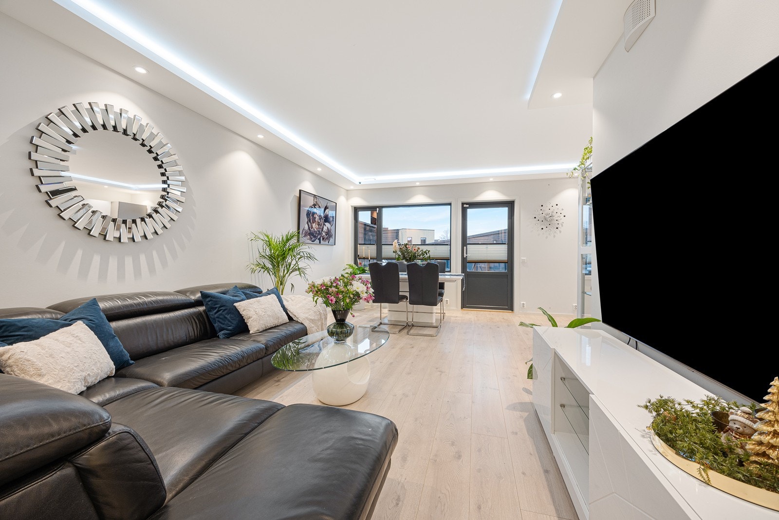 Det er utgang til en overbygd markterrasse på ca. 8 kvm Galleribilde