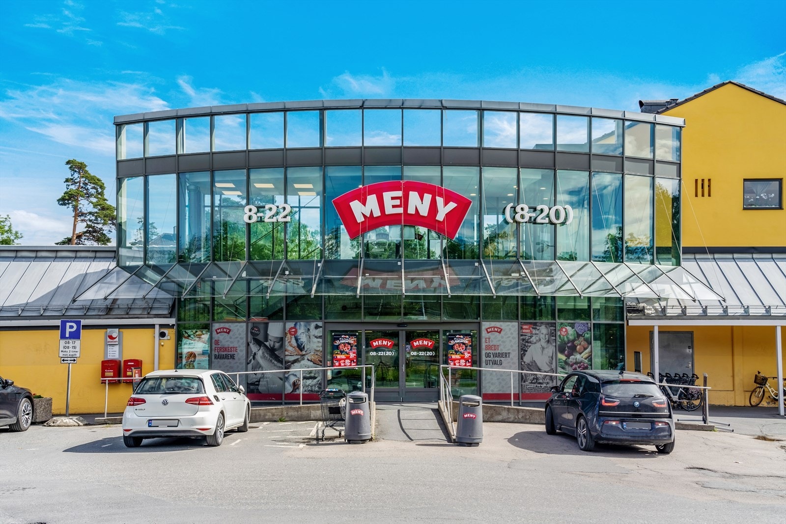 Nærmiljøet er rikt på servicetilbud med Meny Høvik som en av Bærums beste matbutikker. Galleribilde
