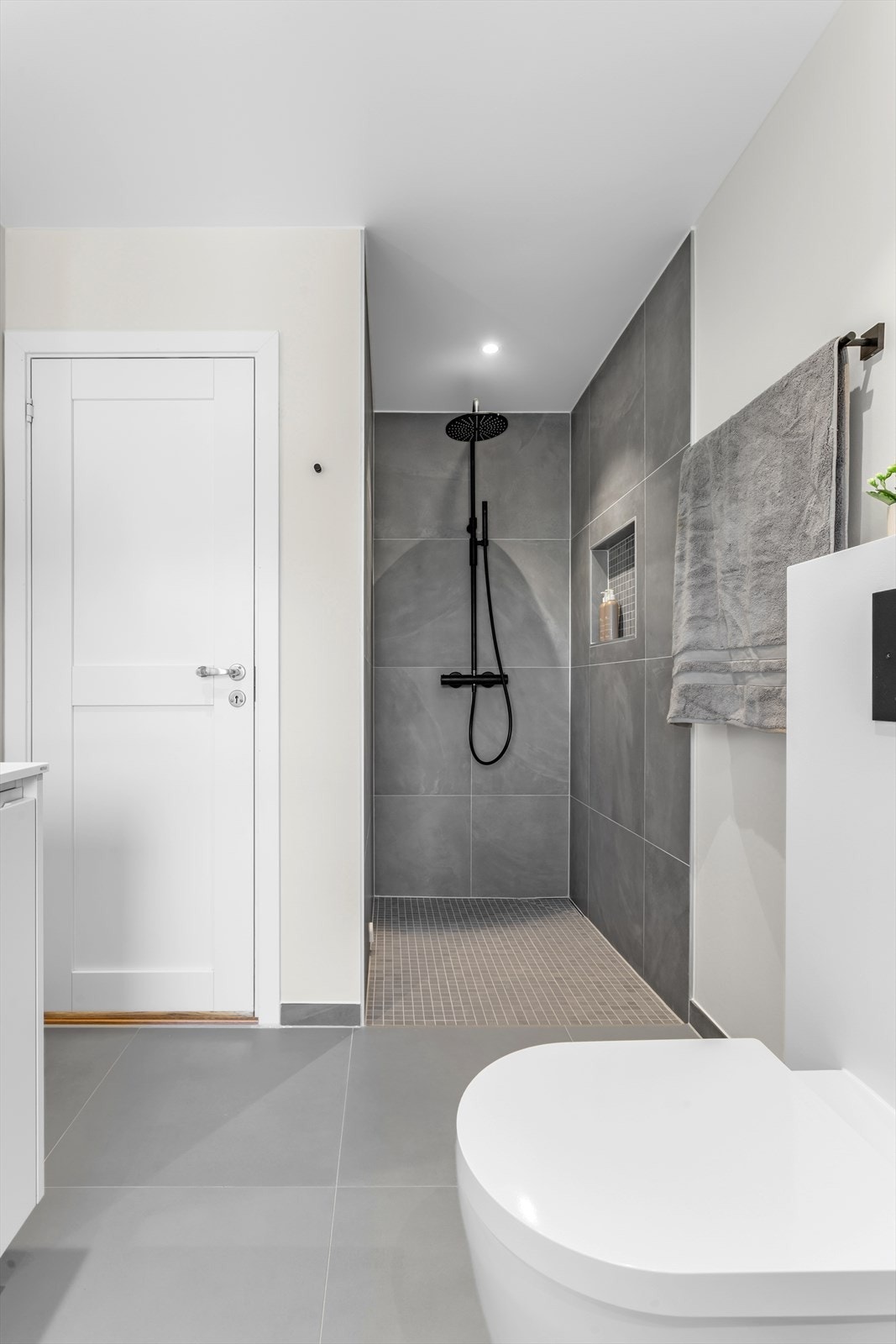 I tillegg til badekar, har badet egen dusjsone. Galleribilde