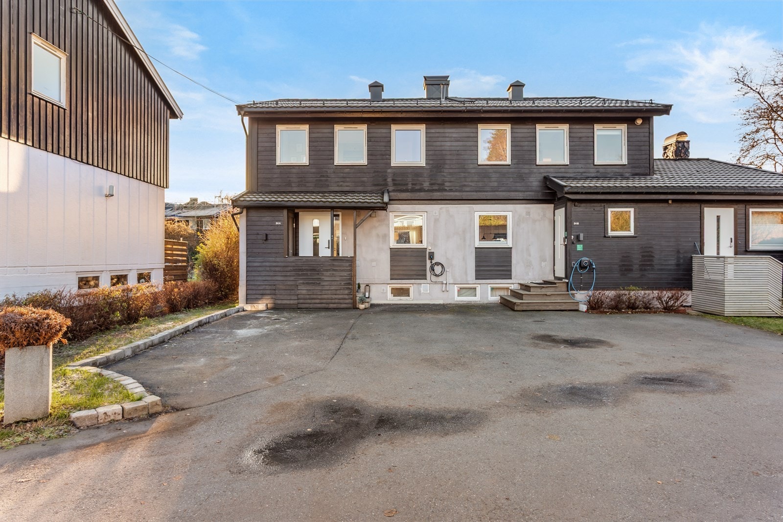 En liten terrasse med overbygg ble etablert ved inngangen i 2020. Galleribilde