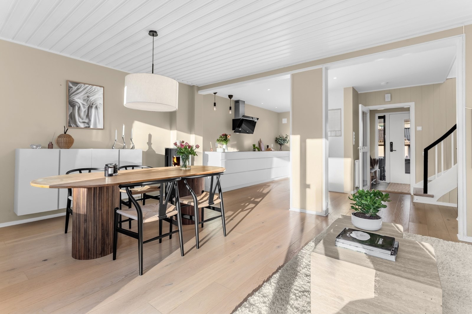 Store vindusflater i stuen som gir rikelig med naturlig lys. Galleribilde