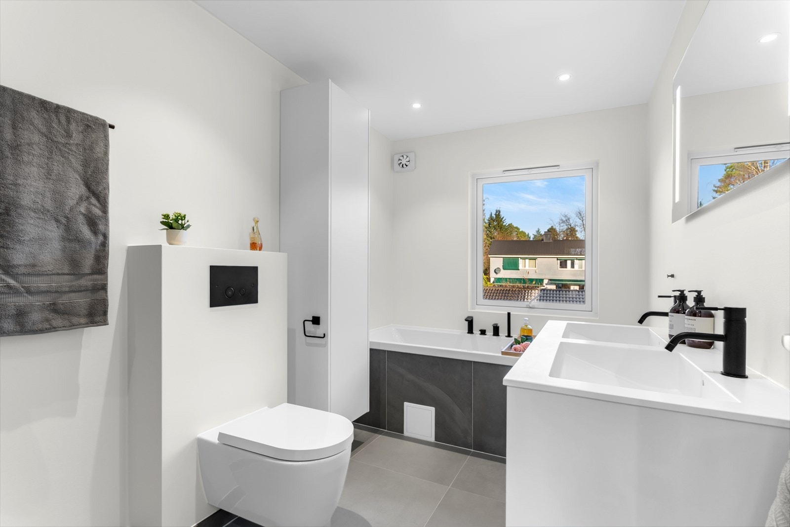 Badet har mekanisk avtrekk og varmekabler i gulv. Galleribilde