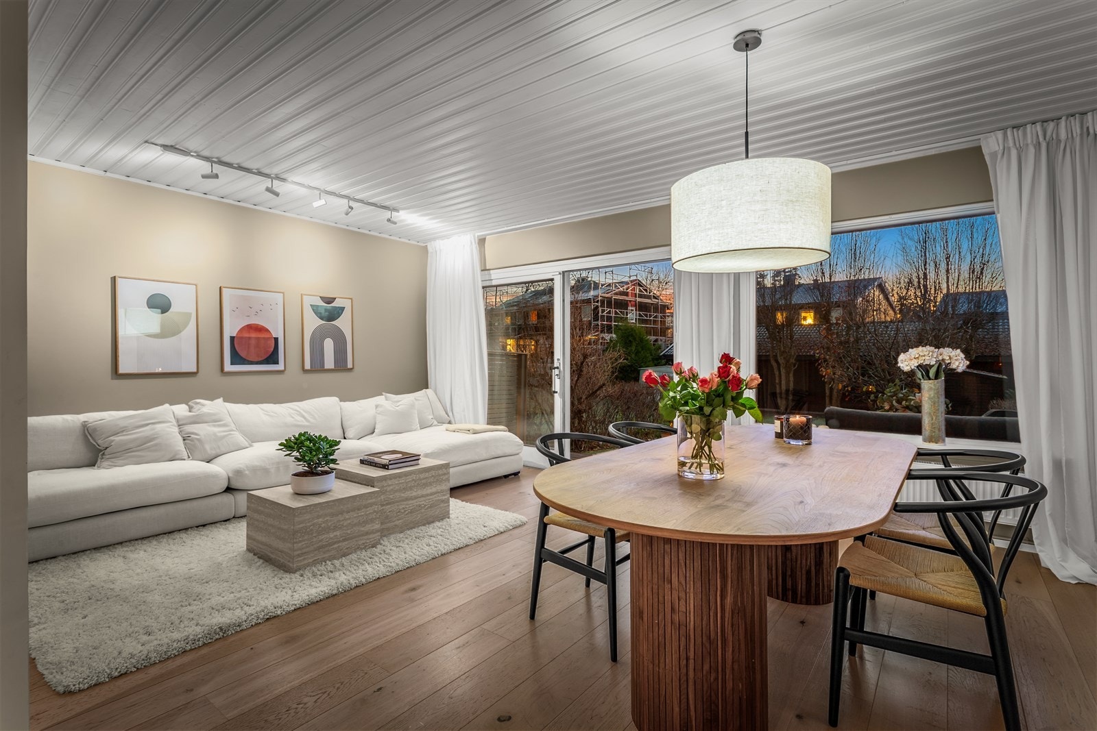 Stor og romslig stue med god plass til både sofagruppe og spisebord. Galleribilde