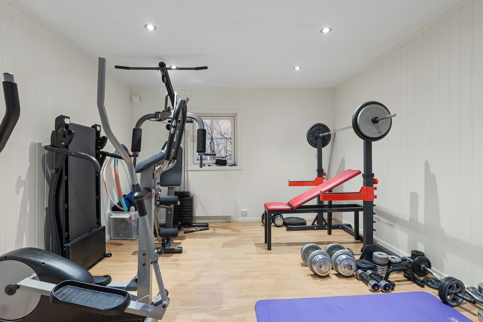Uteboden er pent innredet og brukes idag som et hjemmegym. Galleribilde
