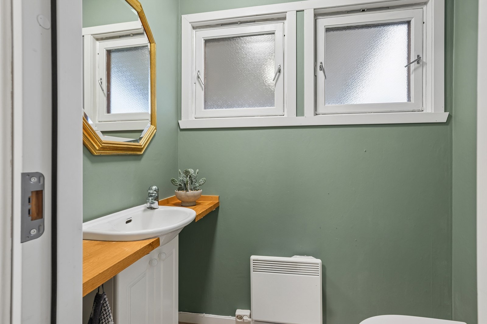 Praktisk toalettrom i underetasjen. Galleribilde