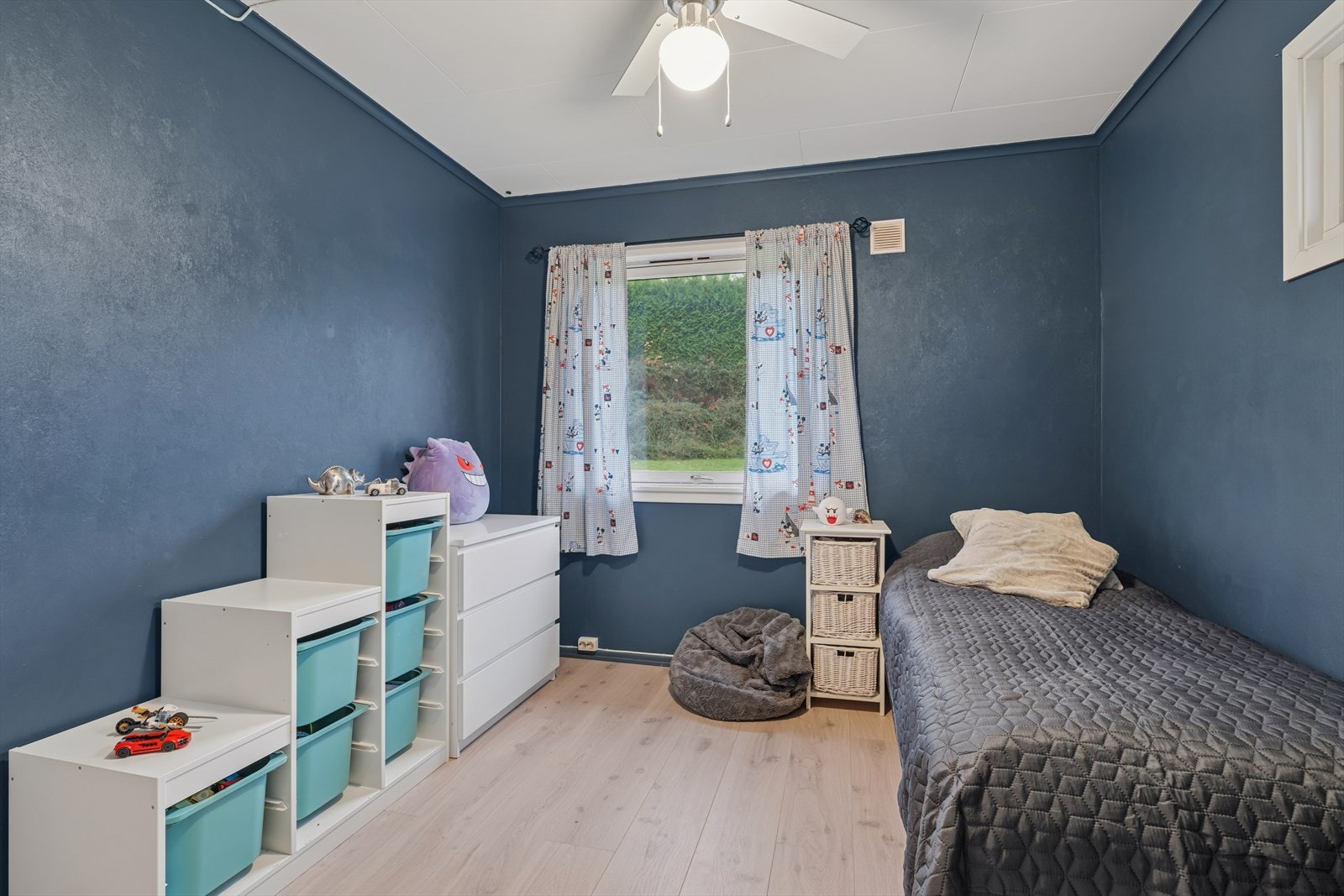 Dette er et ypperlig barnerom med plass til seng, skrivebord og andre oppbevaringsmøbler. Galleribilde