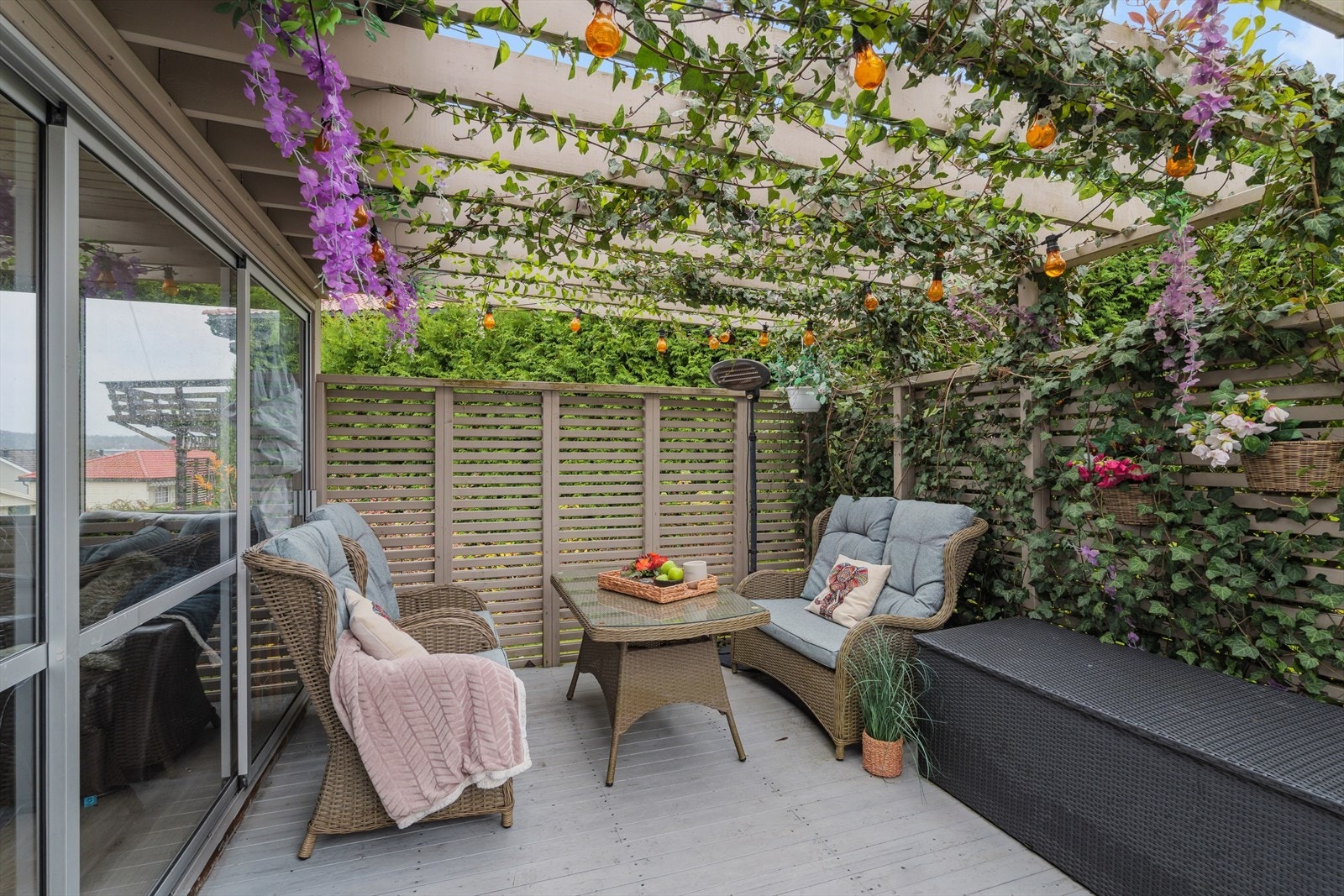 Idyllisk terrasse med pergola og vakker beplantning. Galleribilde