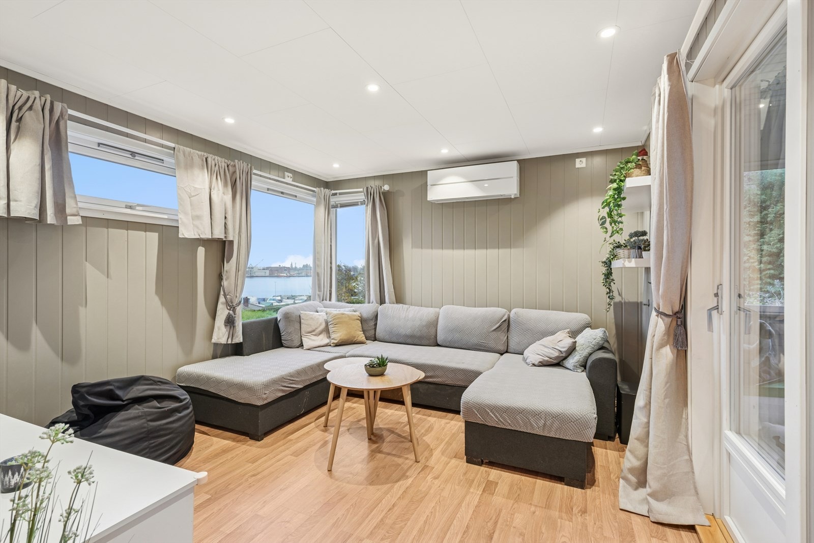 Her er det varmepumpe og utgang til vinterhagen. Galleribilde