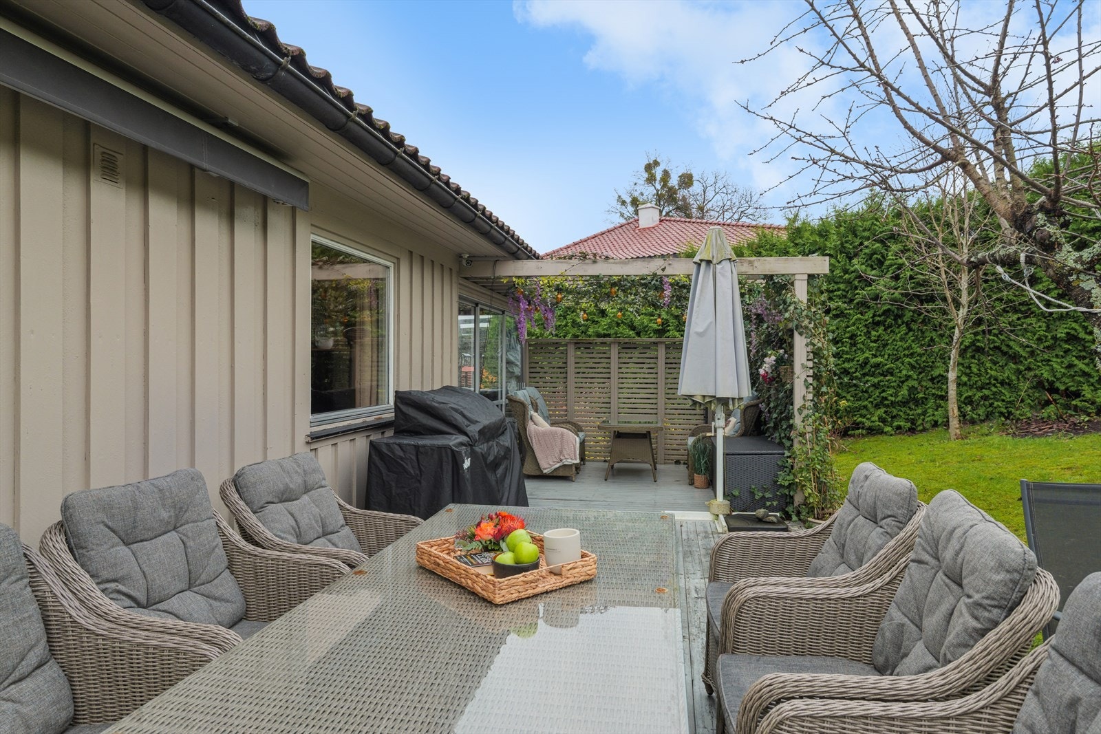 Terrassen måler ca 40 kvm og ligger solrikt til mot vest. Galleribilde