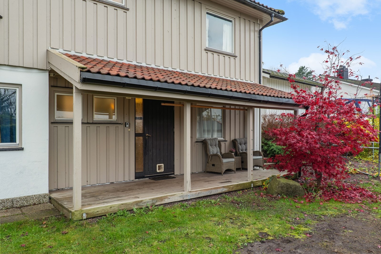 Koselig inngangsparti og overbygget terrasse mot øst. Galleribilde