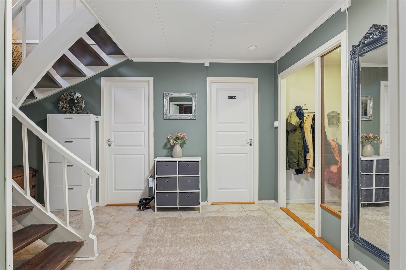 Romslig hall i underetasjen. Galleribilde