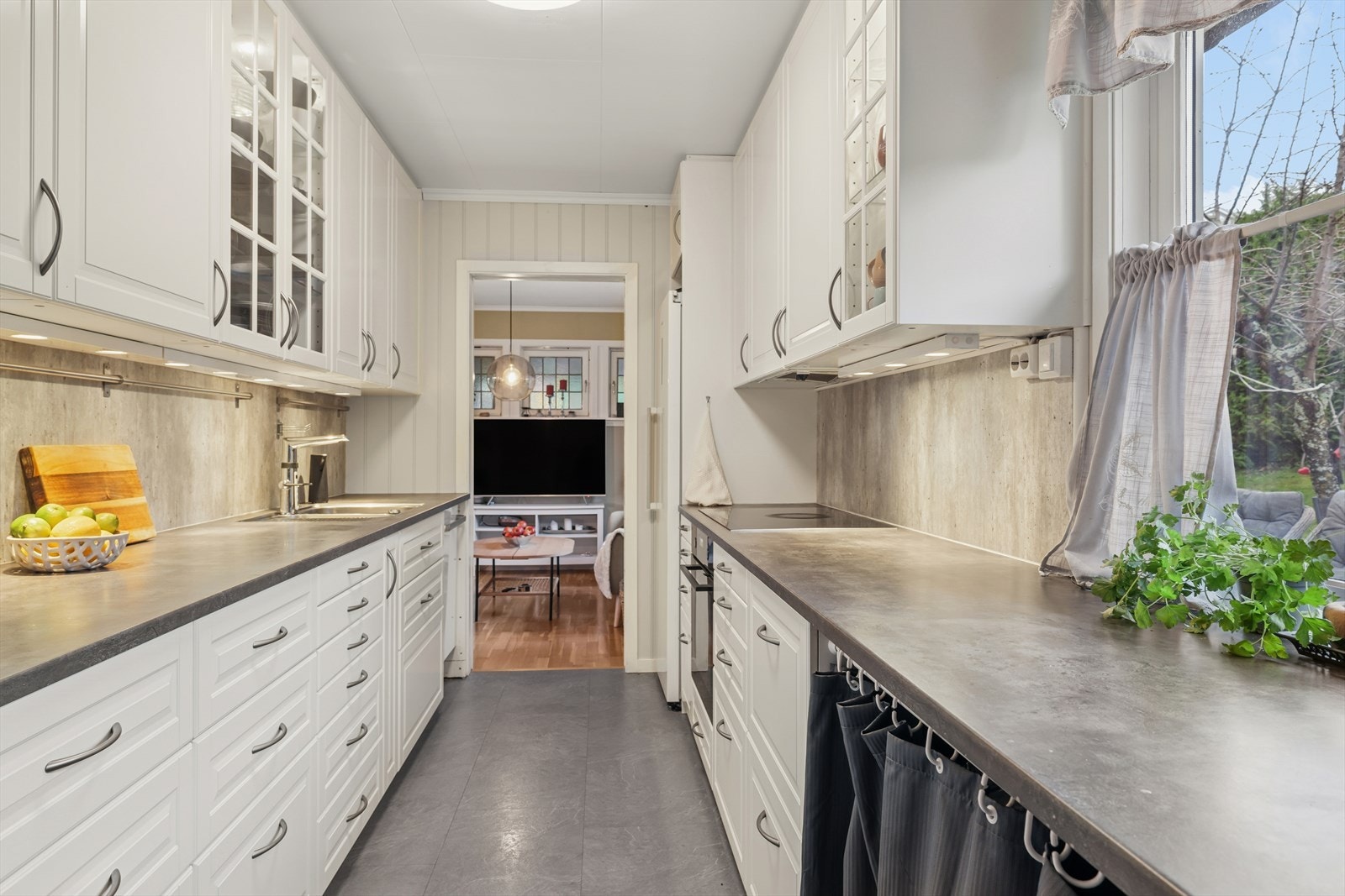 Kjøkken fra 2014 med klassisk innredning og godt med skapplass. Galleribilde