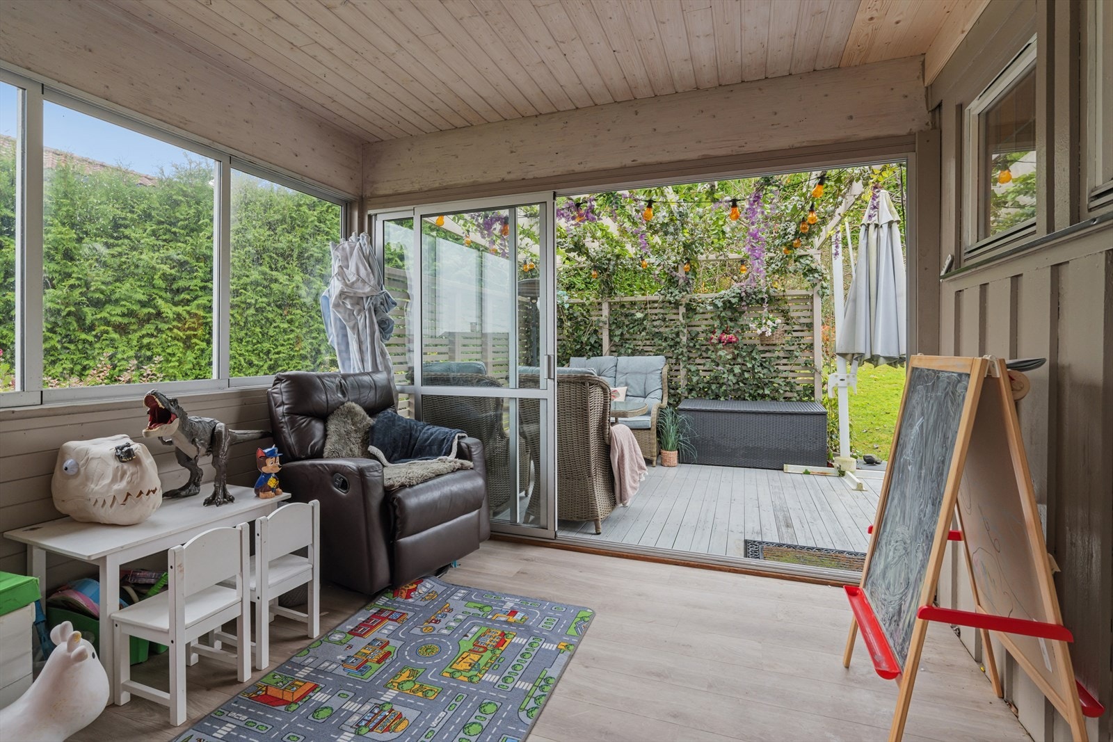 Lun og fin vinterhagen som bidrar til at utesesongen kan forlenges. Her er det videre adkomst til terrassen. Galleribilde